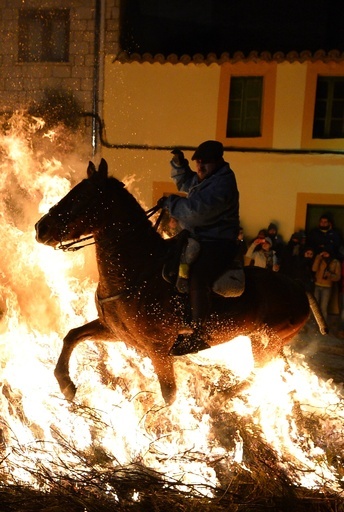 人馬一体、150頭が炎飛び越え厄よけ祈願 スペイン
