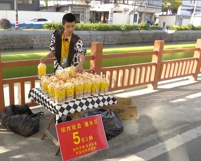 脳性麻痺の少年がポップコーン販売で成功 中国
