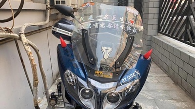 救急かばん常備のバイカー医師、愛車には「必要があれば声を」のステッカー 北京