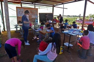 コロナで休校、でも学び続ける…貧困層に青空教室 パラグアイ