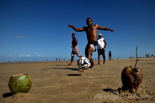 海辺でサッカー ブラジルの若者たち 写真8枚 ファッション ニュースならmode Press Powered By Afpbb News