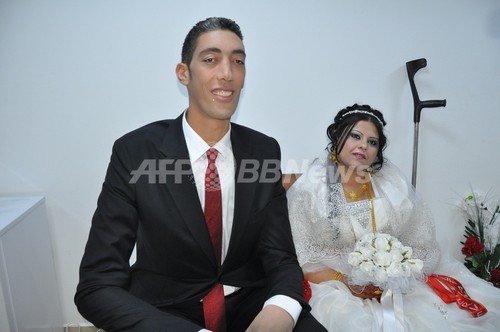 世界一の長身男性が結婚 トルコ 写真6枚 ファッション ニュースならmode Press Powered By Afpbb News 世界一の長身男性が結婚 トルコ 写真6枚 ファッション ニュースならmode Press Powered By Afpbb News