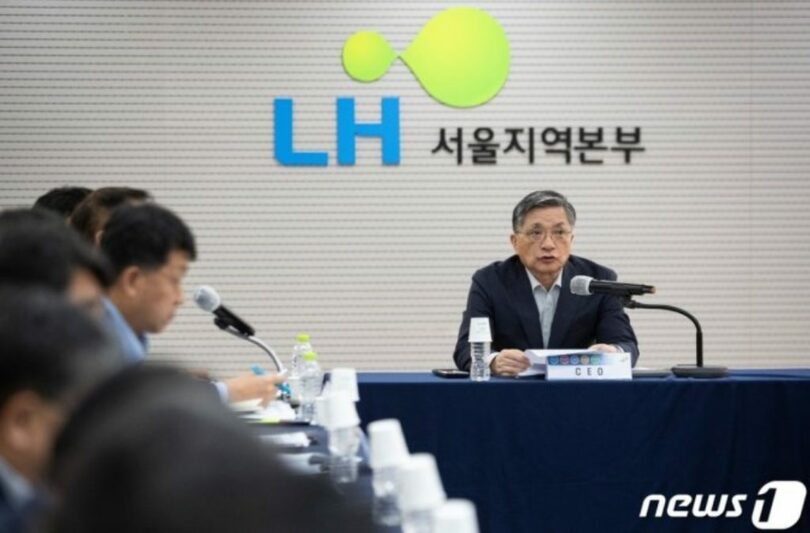2日、LH責任関係者緊急対策会議で冒頭発言をしている韓国土地住宅公社（LH）のイ・ハンジュン社長(c)news1