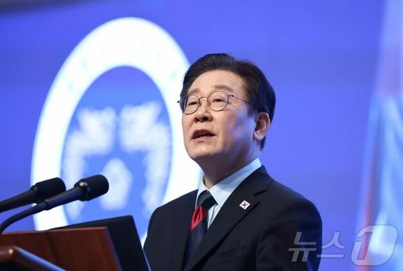 大田市儒城区の韓国科学技術院（KAIST）で開かれた学位授与式で祝辞を述べるイ・ジェミョン（李在明）大統領＝青瓦台通信写真記者団(c)news1