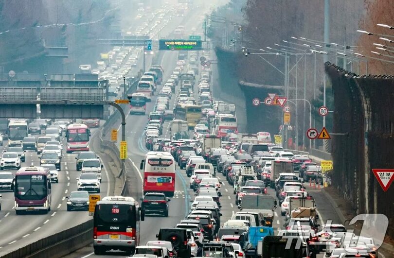 ソウル市瑞草区付近を通る京釜高速道路(c)news1