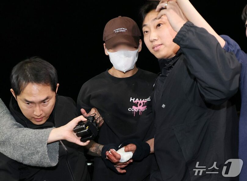 現地警察に摘発された容疑者の男(c)news1