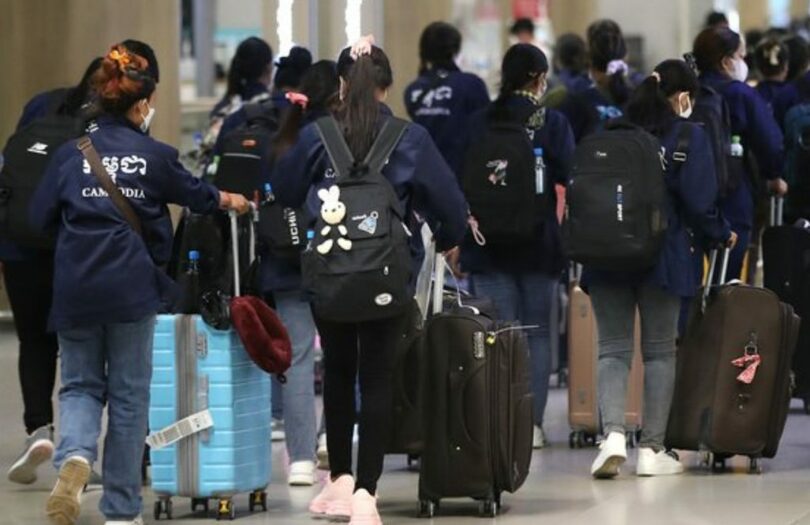 仁川国際空港第1旅客ターミナルに到着した外国人労働者(c)news1