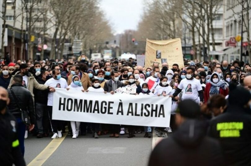 アリシャさんを追悼するフランス市民ら(c)AFPBBNews/news1