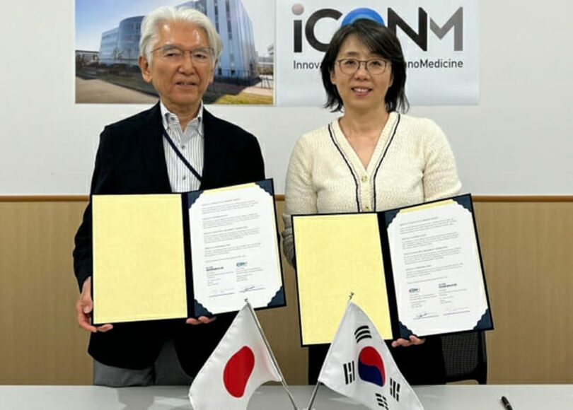 MOU交換後、記念撮影に臨むユ・ジュヨン氏（右）とiCONMセンター長の片岡一則氏(c)KOREA WAVE