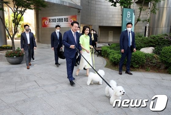 11日午前、ソウルの自宅を出て出勤する尹錫悦大統領(c)news1