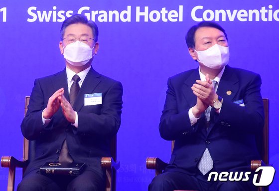 イ・ジェミョン氏（左）とユン・ソンヨル氏(c)news1