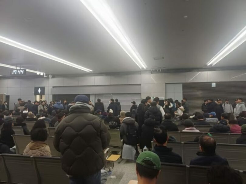 29日午後5時45分ごろ、空港で待機する遺族ら(c)MONEYTODAY