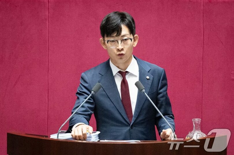 2025年9月28日、国会での討論に臨むパク・チュングォン議員(c)news1