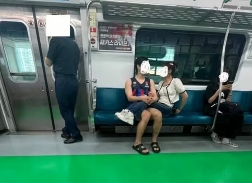 ソウル地下鉄2号線の車内で撮影されたカップルの様子(c)news1