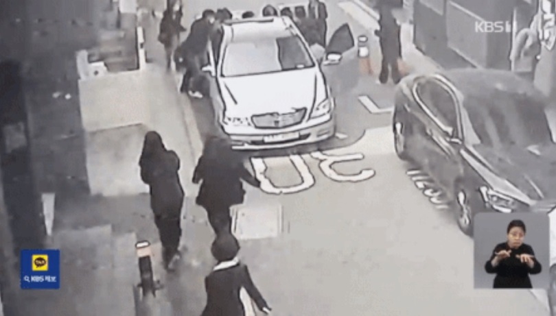 日本人女性を救助する韓国の通行人ら（KBSテレビより）(c)news1