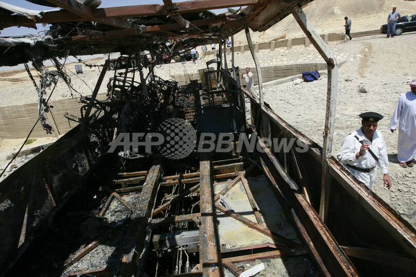 エジプトでツアーバス炎上、9人死亡