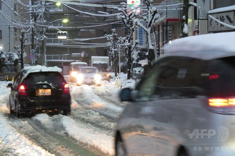 東京都心で大雪、交通機関に乱れ