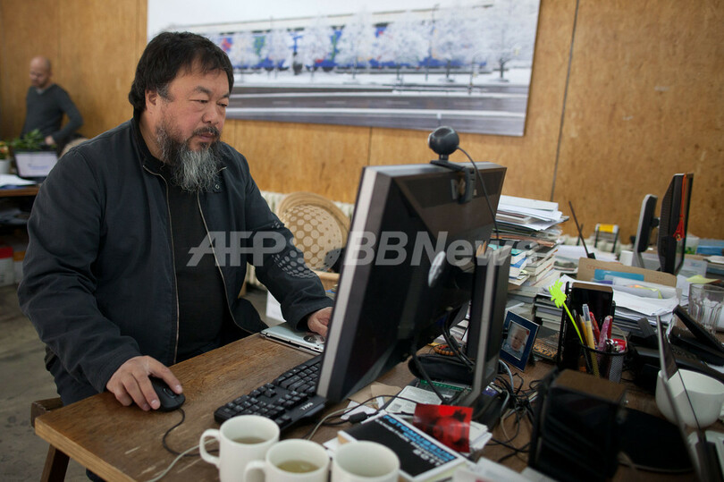 艾未未氏、「当局助ける」と自宅に自ら監視カメラ設置