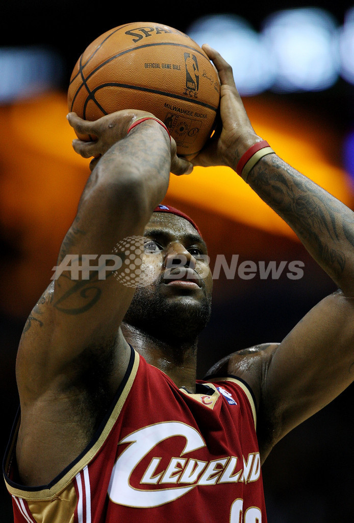 キャバリアーズ ジェームズが55得点を挙げてバックスに勝利