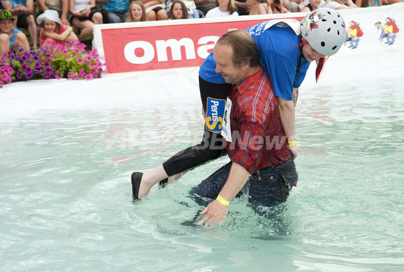 フィンランドの「奥さま運び世界大会」