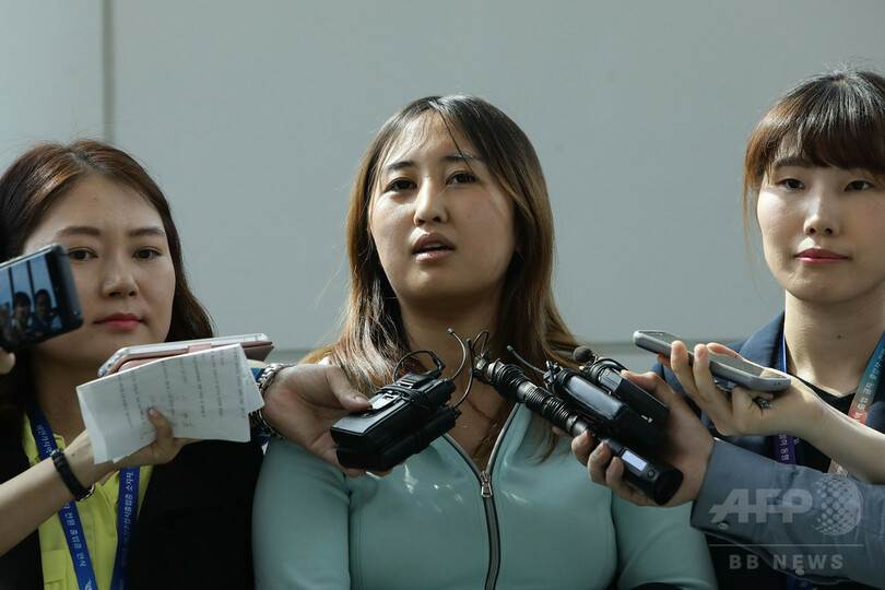 崔被告の娘、韓国に到着 報道陣との質疑に応じる