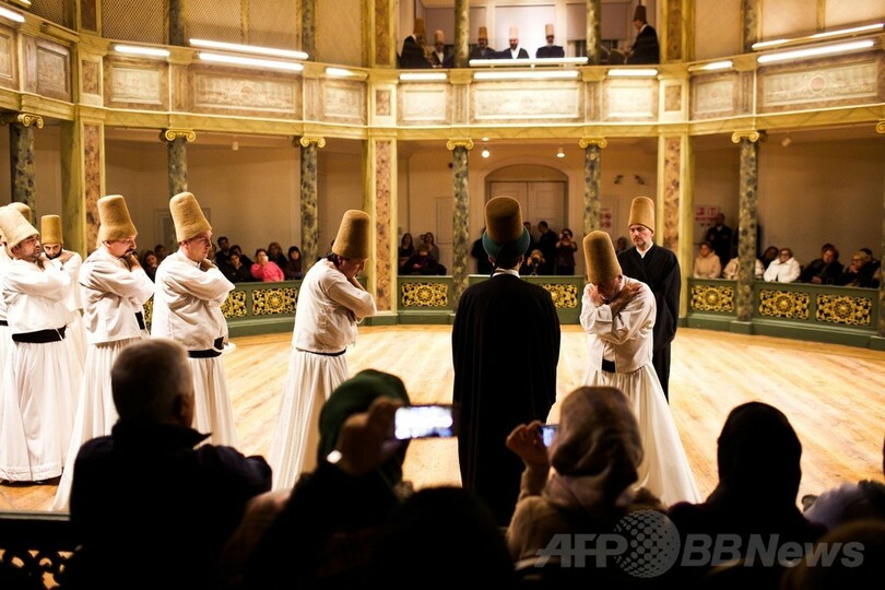 幻想的なスーフィーの旋回舞踊