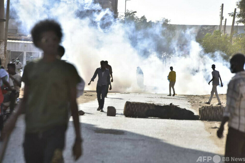 スーダンのクーデター抗議デモ、軍鎮圧で5人死亡