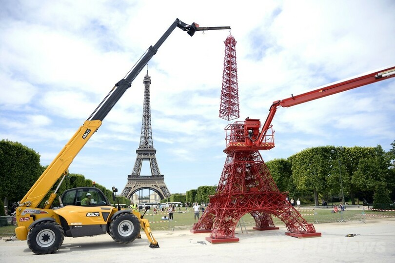 椅子でできたエッフェル塔、椅子も塔も誕生125年