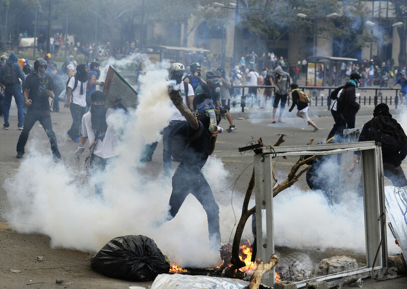 反政府デモ続くベネズエラ、大統領が南米各国に会合呼び掛け