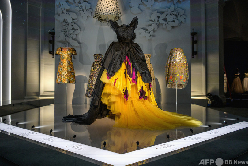「ディオール」巡回展、NYで開催 米国ならではの工夫も