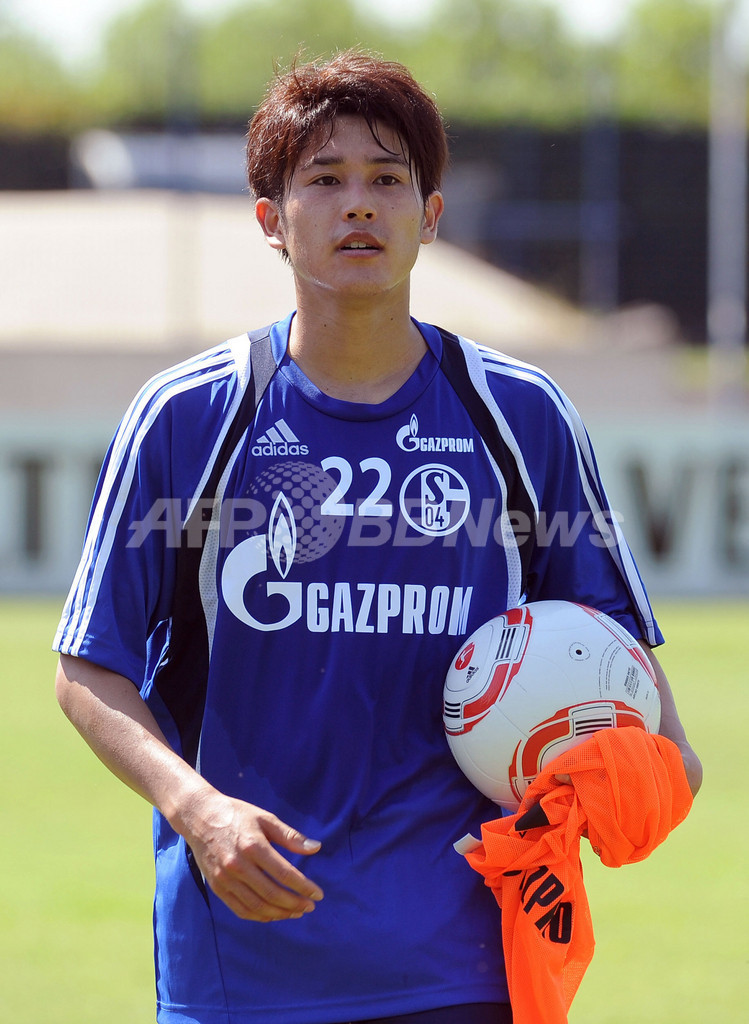 内田 シャルケと正式契約