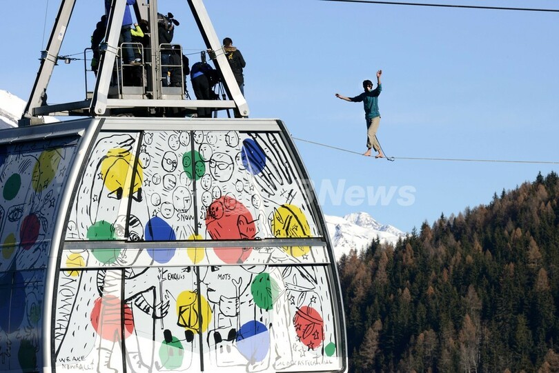 モンブランのロープウエーを綱渡り、仏