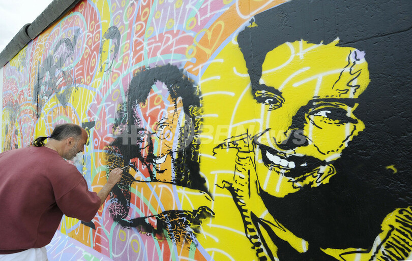 ベルリンの壁に描かれた象徴的なキスシーン、描き直し始まる