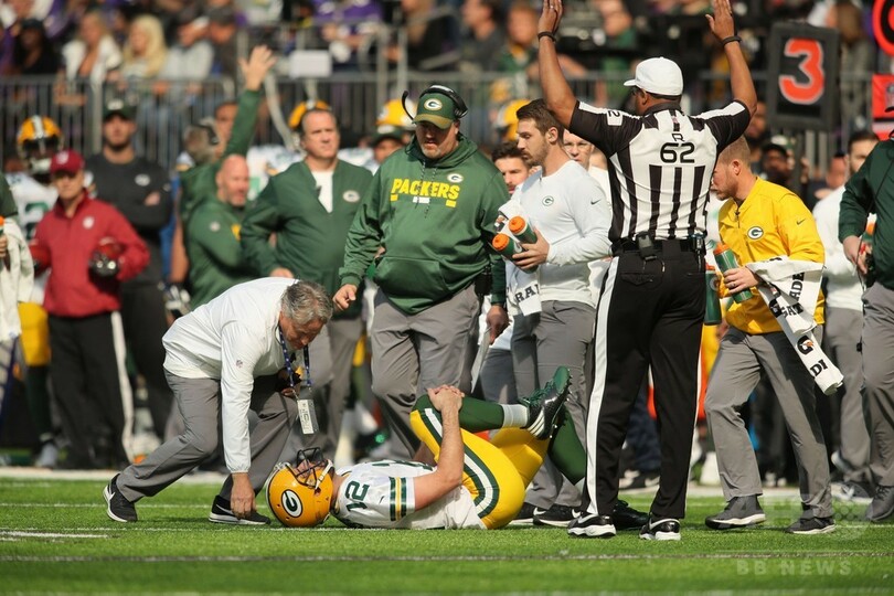パッカーズのQBロジャースが今季絶望か、右鎖骨を骨折