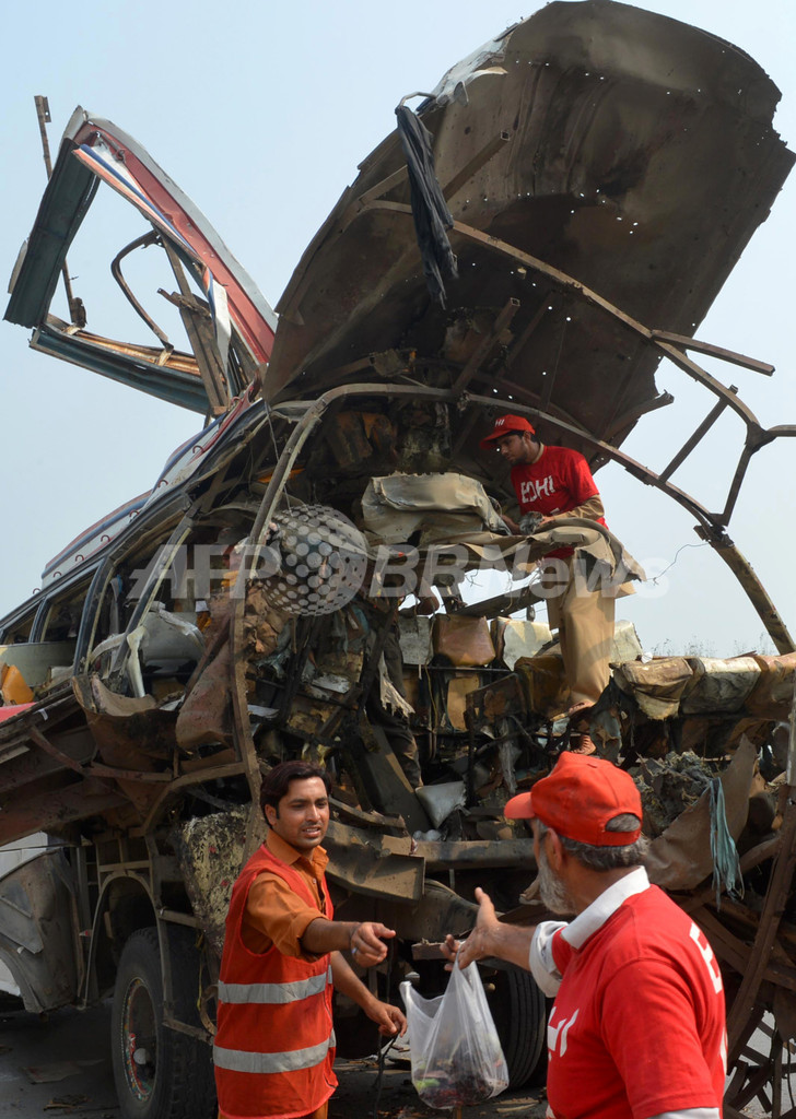 バスに仕掛けた爆弾が爆発、少なくとも18人死亡 パキスタン