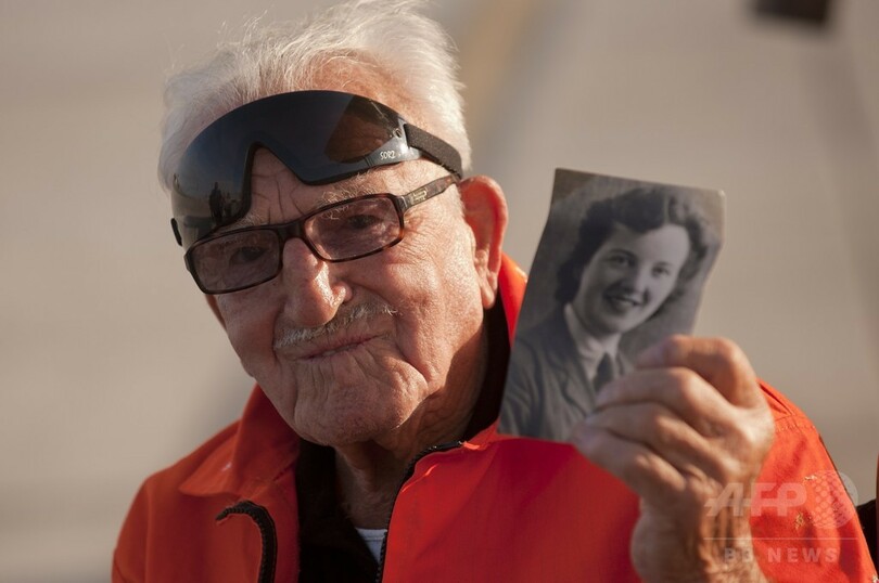 世界最高齢のウイング・ウオーカー、ジブラルタルで岩山周回飛行