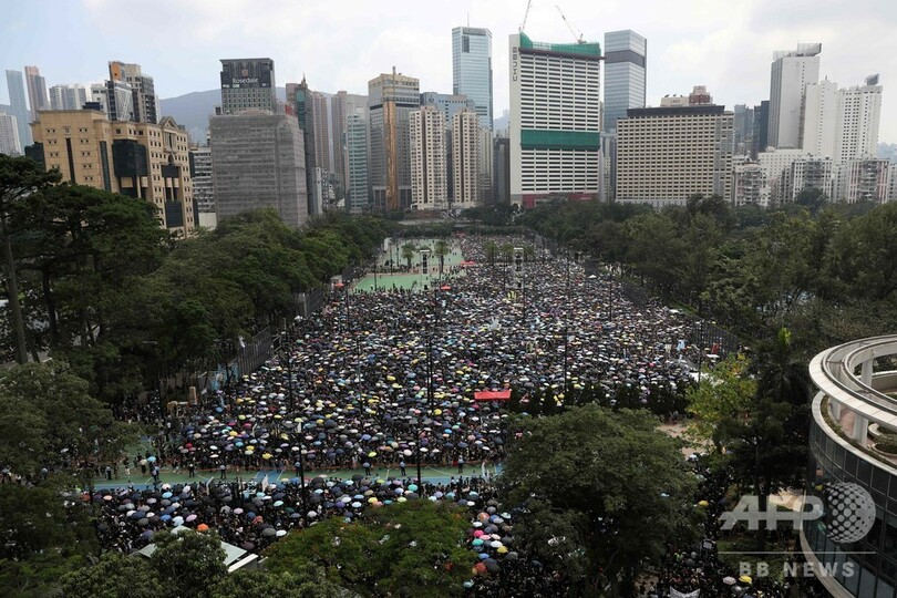 香港で新たな大規模デモ、15日夜には抗議活動中の男性1人死亡