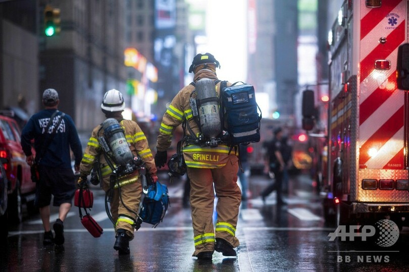 NY高層ビルでヘリ着陸失敗・炎上 1人死亡