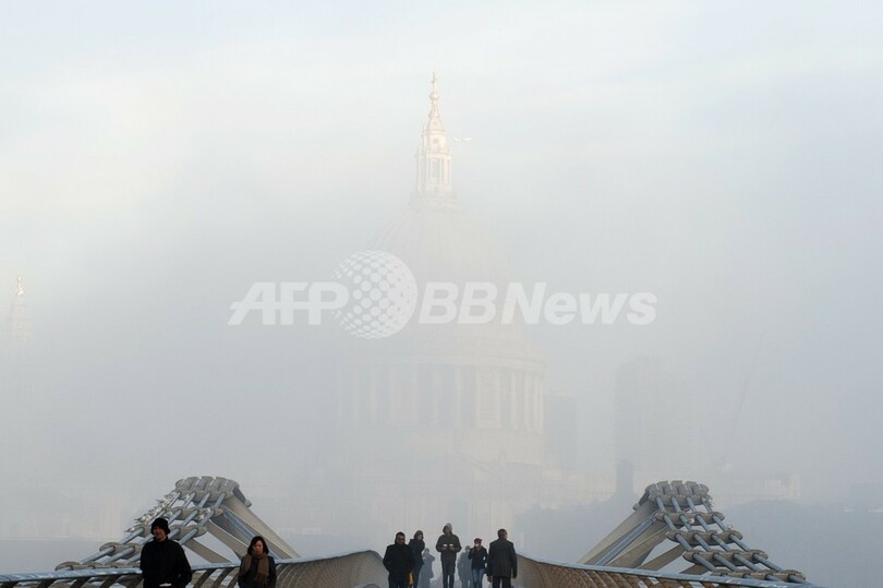 霧に包まれたロンドンの街、ヒースローでは190便欠航