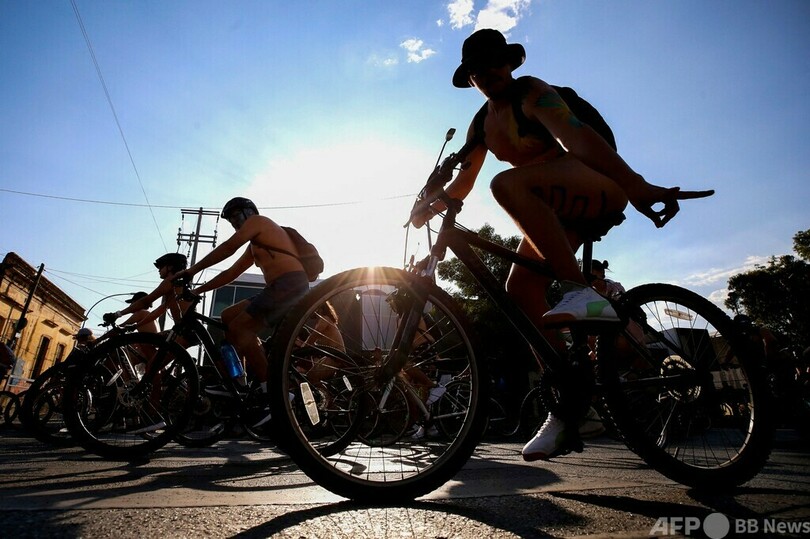 裸のサイクリスト集団、交通安全や環境問題など訴え メキシコ