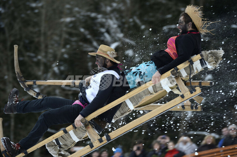 まるで空飛ぶじゅうたん、ドイツでそり競技
