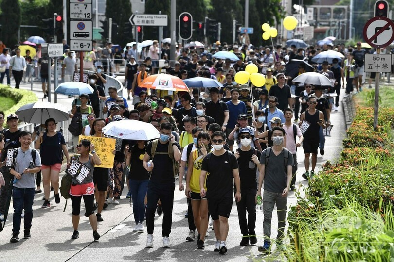 民主派が襲撃された元朗で抗議デモ、警察の禁止令に抵抗 香港