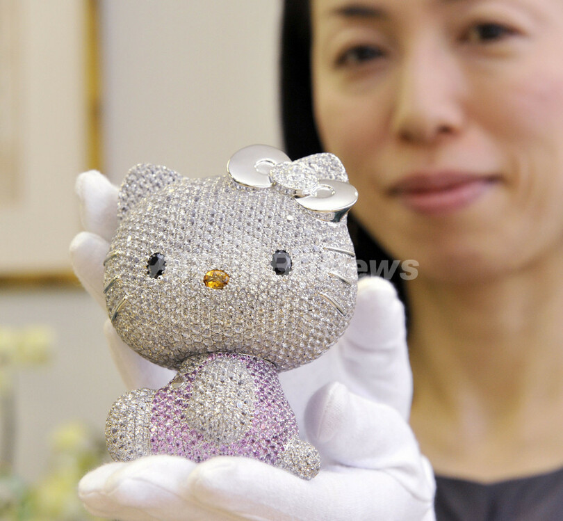 1.027カラットのダイヤ、宝石数千個ちりばめた「スーパー・ハローキティ」 誕生35周年記念
