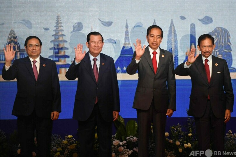 カンボジア首相、国産腕時計をASEAN首脳に贈呈 物議も