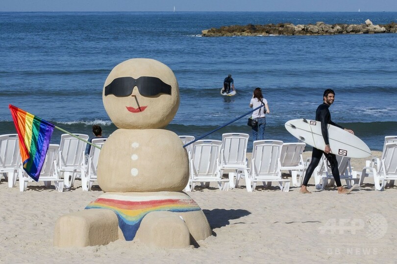 イスラエルの浜辺にスノーマン登場