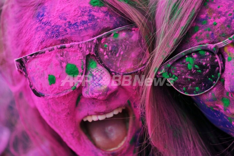 出場者なんと1万5000人！チリの首都で「カラー・ラン」