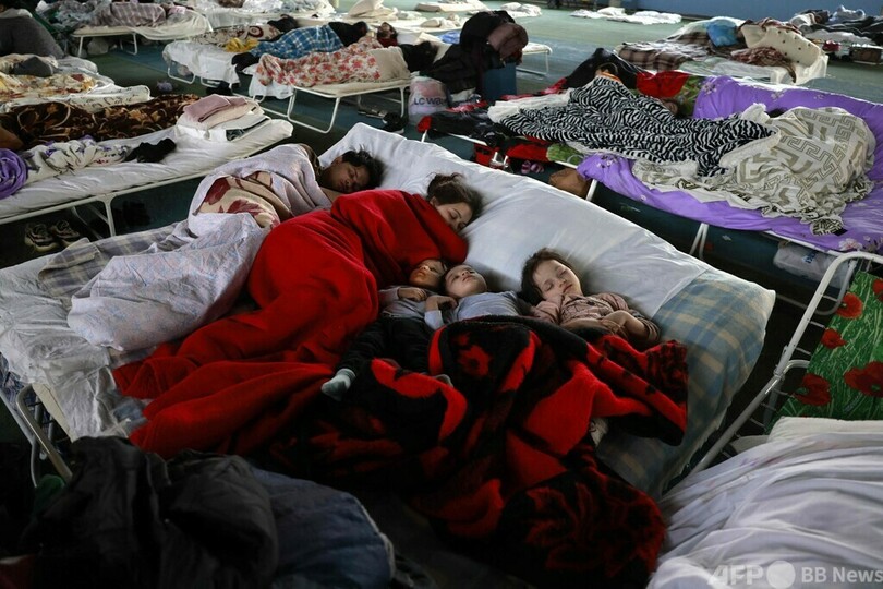 陸上トラックで眠るウクライナ難民家族 モルドバ