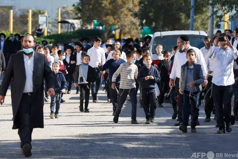  超正統派の反ロックダウンデモに強硬対応、首相が警察称賛 イスラエル