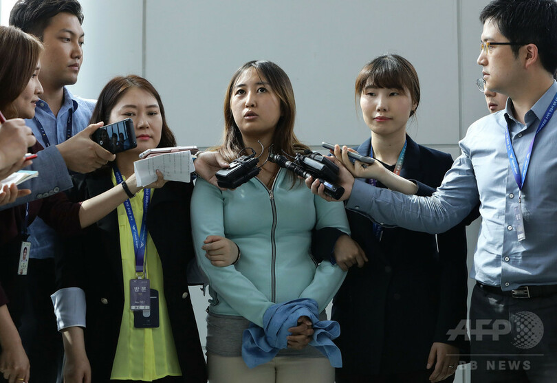 崔被告の娘、韓国に到着 報道陣との質疑に応じる
