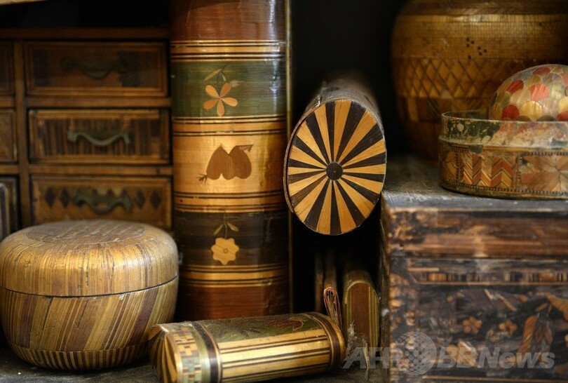 伝統の麦わら象眼細工の技術を再興、パリの工房